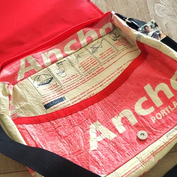 Upcycled messenger bag - Picture 3 of 5